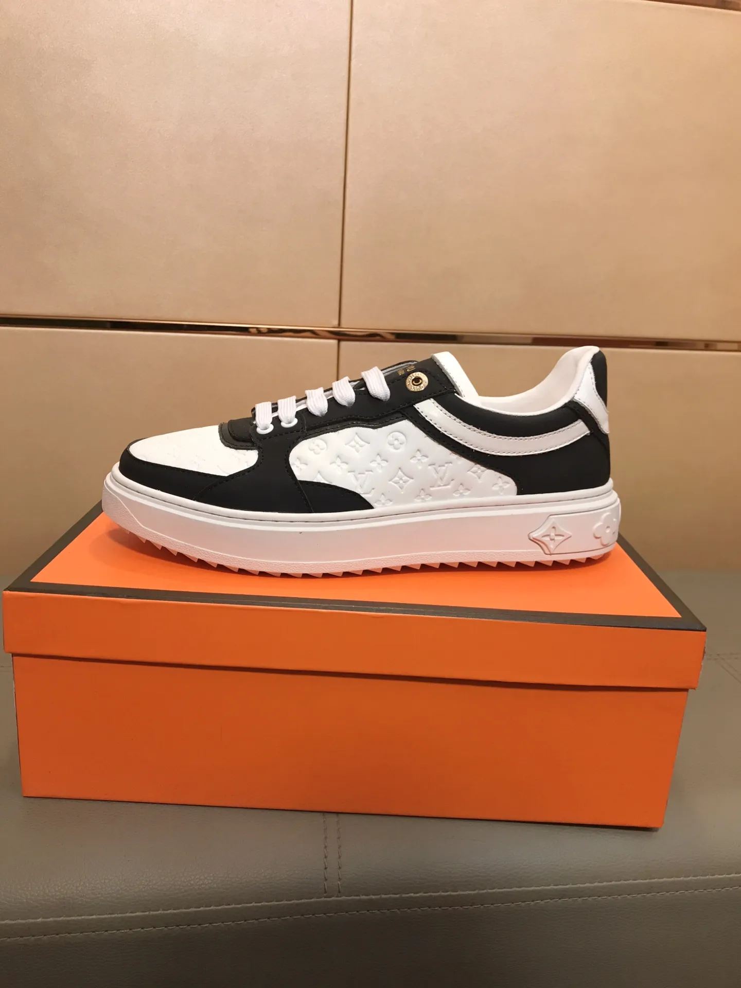 Ex-factory price 400 🔥🔥 New model on the market [LV Louis Vuitton] The latest high-quality men's casual shoes, European and American trends 🔰 Perfectly blend noble quality and fashionable texture 💋💋 The upper is made of imported cowhide + brand embossing, sheepskin lining, the overall fashion personality is set off to set off your uniqueness! Classic style, cool and stylish trendy male image🌹 38-44👣